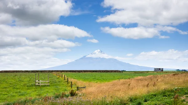 火山塔拉纳基覆盖在云层中， 新西兰 — 图库照片