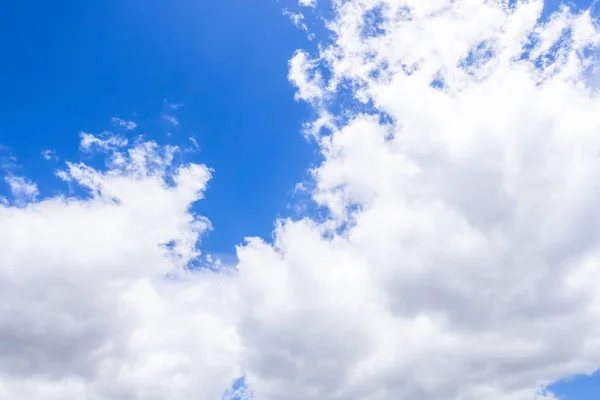 Blauer Himmel mit riesigem weißen Wolkenhintergrund — Stockfoto