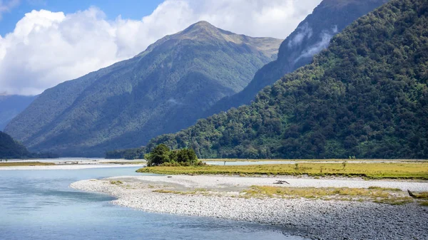 Paisagem fluvial no sul da Nova Zelândia — Fotografia de Stock