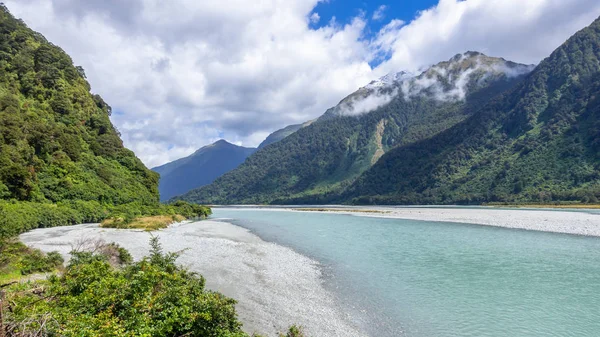 Paisaje fluvial en el sur de Nueva Zelanda —  Fotos de Stock
