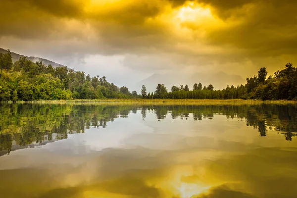 Zrcadlo jezero na Novém Zélandu — Stock fotografie