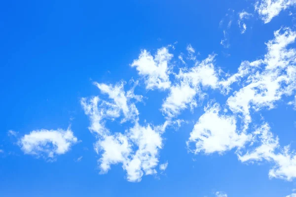 Голубое небо с белым фоном — стоковое фото