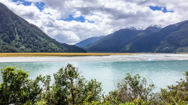 Paisaje del lecho del río en el sur de Nueva Zelanda — Foto de Stock
