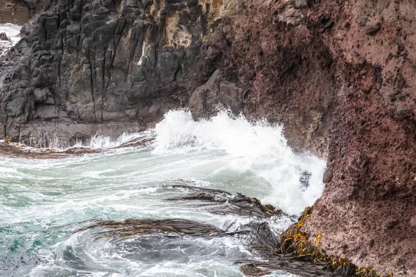 新西兰红岩上的海浪 — 图库照片
