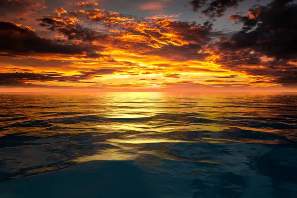 Solnedgång himmel vid havet bakgrund — Stockfoto