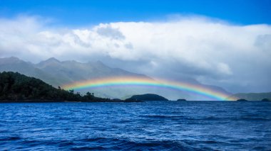 Lake Manapouri Yeni Zelanda 'da gökkuşağı