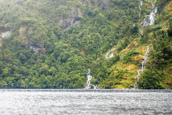 Cachoeira no Doubtful Sound Fiordland National Park Nova Zelândia — Fotografia de Stock