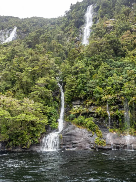 Καταρράκτη στο αμφιβόλου ήχου Εθνικό Πάρκο Fiordland Νέα Ζηλανδία — Φωτογραφία Αρχείου