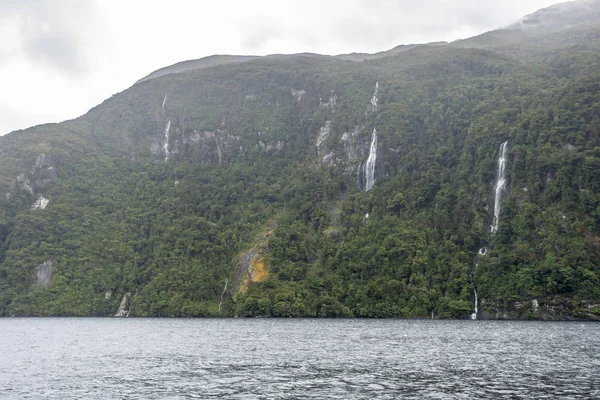 Vattenfall i tveksam Sound Fiordland National Park Nya Zeeland — Stockfoto