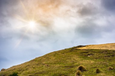 tepe ve dramatik gökyüzü arka plan