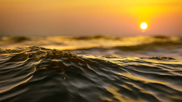 Goldener Sonnenuntergang Ozean Welle Hintergrund — Stockfoto