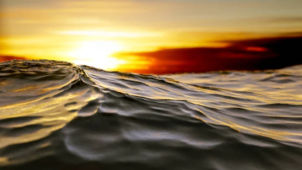 Złoty zachód słońca fala oceanu tło — Zdjęcie stockowe