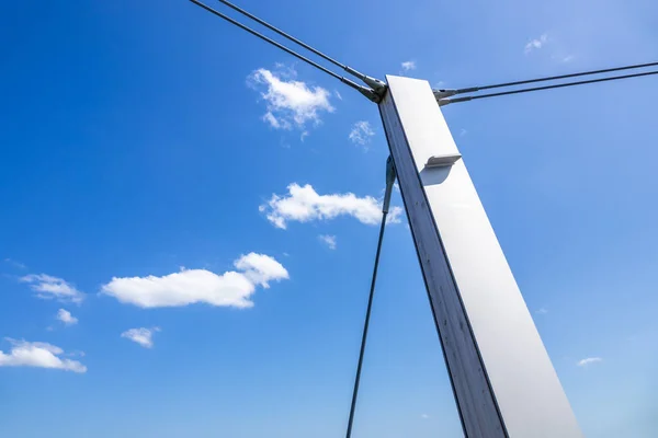 Un poste frente a un cielo azul — Foto de Stock