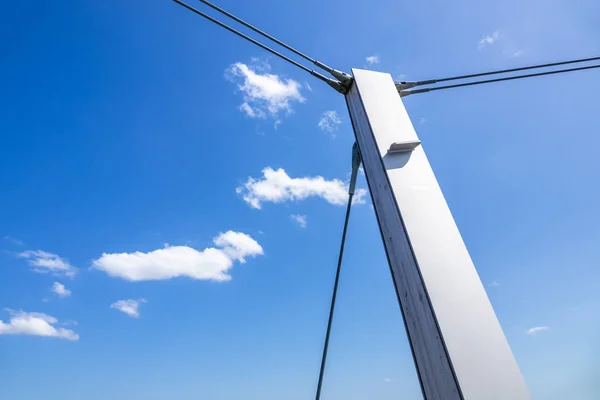 Um pólo na frente de um céu azul — Fotografia de Stock