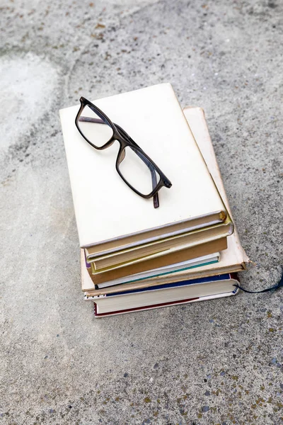 Libros y gafas de lectura — Foto de Stock