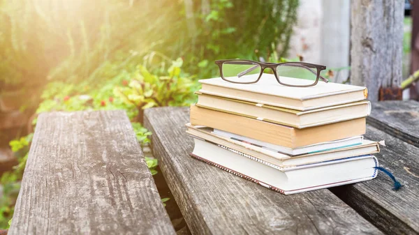 Knihy a brýle na čtení — Stock fotografie