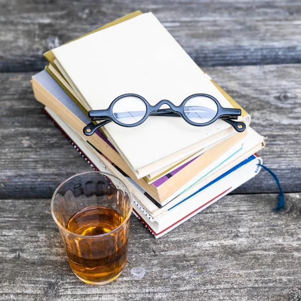 Knihy a brýle na čtení — Stock fotografie