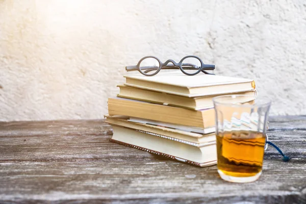 Книги и очки для чтения — стоковое фото