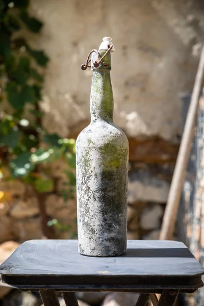 Vuile oude wijn fles — Stockfoto