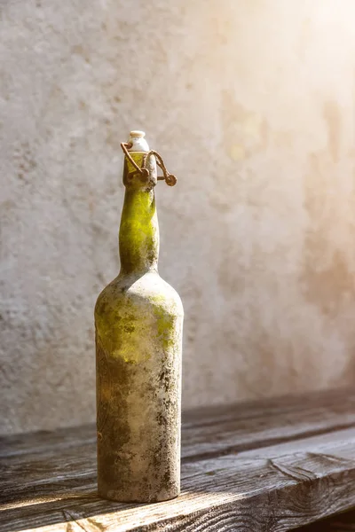 Schmutzige alte Weinflasche — Stockfoto