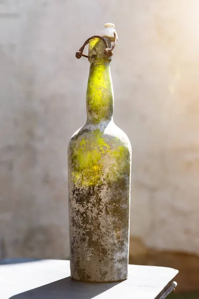 Βρώμικο παλιό μπουκάλι κρασί — Φωτογραφία Αρχείου