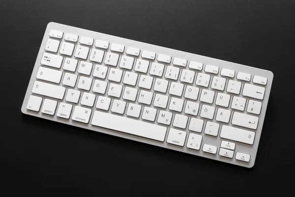 Типичная клавиатура компьютера, изолированная на черном фоне — стоковое фото