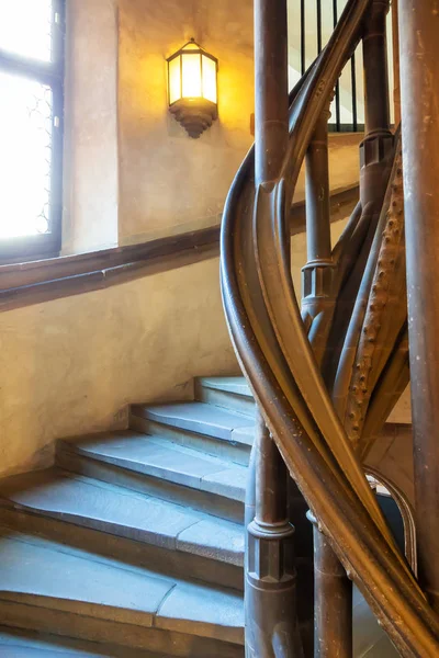 Типичная винтажная каменная лестница — стоковое фото