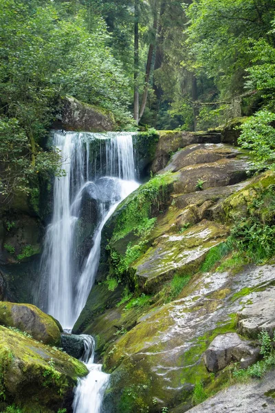 Cachoeira em Triberg, na área da floresta negra Alemanha — Fotografia de Stock