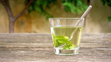 Eski ahşap kalaslarda verbena çayı