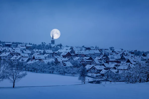 Holzbronn deutsche winterlandschaft bei nacht — Stockfoto