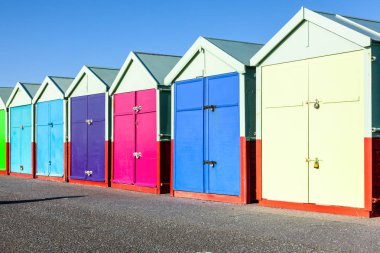 Renkli Brighton plaj kulübeleri