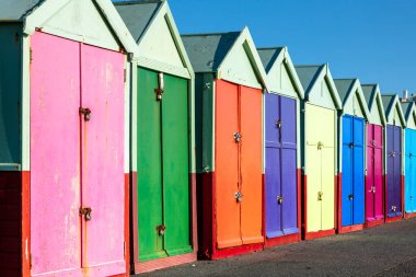 Renkli Brighton plaj kulübeleri