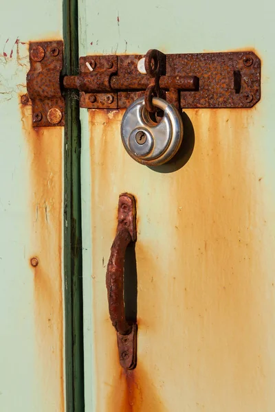 오래 된 녹슨 자물쇠 — 스톡 사진