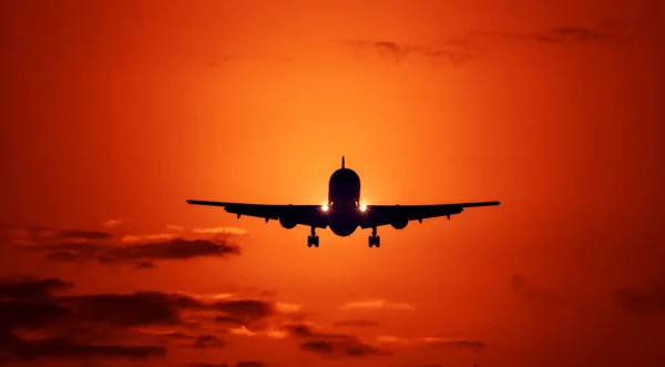 Avião no céu por do sol — Fotografia de Stock