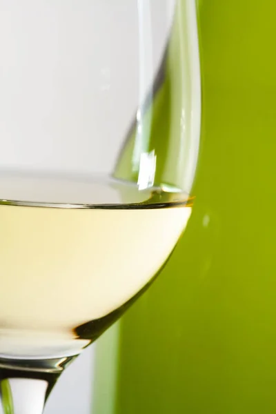 Bouteille de vin blanc avec des détails en verre — Photo