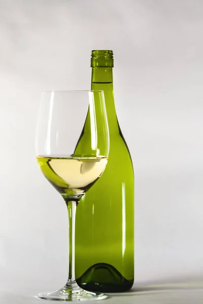 Λευκό μπουκάλι κρασί με ένα γυαλί — Φωτογραφία Αρχείου