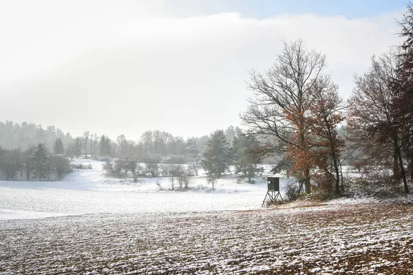 Paysage de neige avec stand de chasseur — Photo