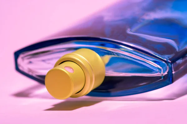 Pink perfume bottle head detail — Stock Photo, Image