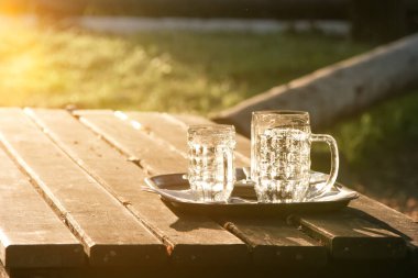 Gün batımında boş cam sürahiler