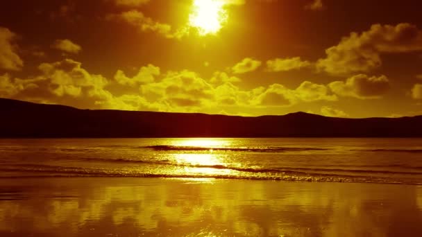 湖滨背景的落日 — 图库视频影像