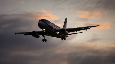 gün batımı gökyüzünde hava uçağı