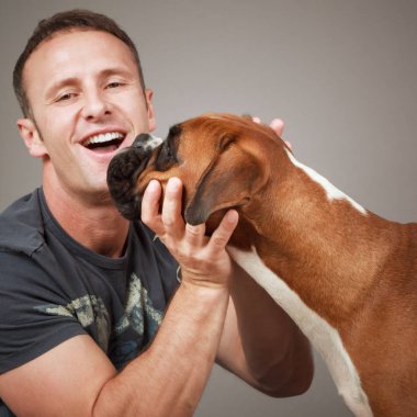 köpeği ile yakışıklı gülen adam