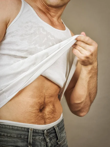 Przystojny mięsień mężczyzna podnoszenia jego koszula — Zdjęcie stockowe