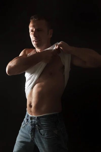 Όμορφος μυς άνθρωπος ανυψώνει το πουκάμισό του — Φωτογραφία Αρχείου