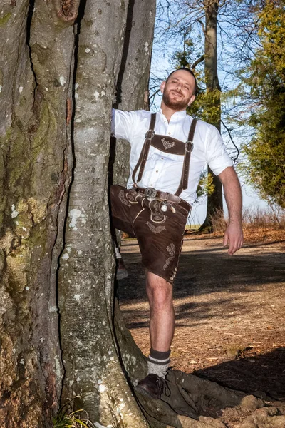 Muž v bavorské tradiční tkaninu — Stock fotografie