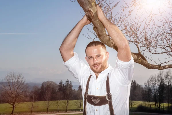 Bavariana tradición hombre en la hierba —  Fotos de Stock