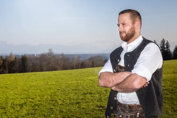 Beierse traditie man in het gras — Stockfoto