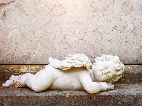 沉睡的天使坟墓雕像 — 图库照片