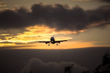 gün batımı gökyüzünde hava uçağı