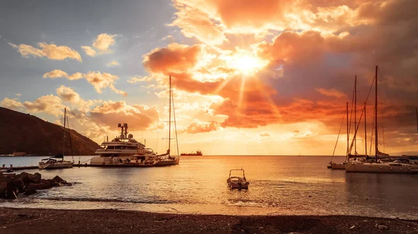 Hermosa puesta de sol en Lipari Sicilia Italia —  Fotos de Stock